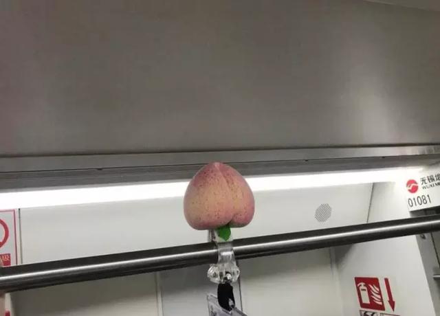 “看了30年新闻联播，才知道主持人后面放那么多电视的原因！”