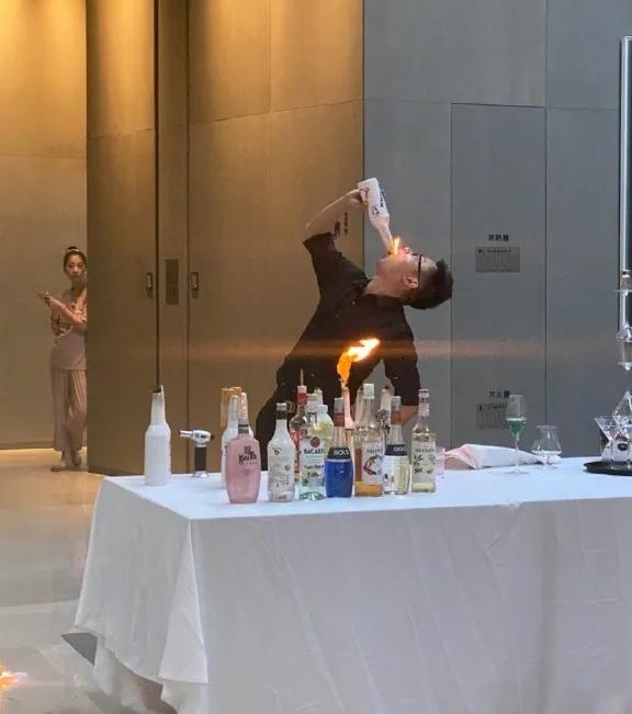 “看了30年新闻联播，才知道主持人后面放那么多电视的原因！”