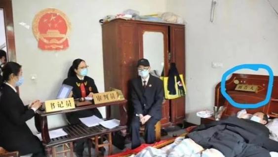 “看了30年新闻联播，才知道主持人后面放那么多电视的原因！”