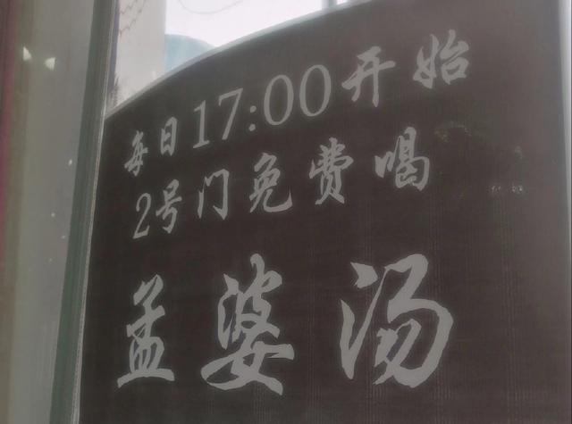 “看了30年新闻联播，才知道主持人后面放那么多电视的原因！”