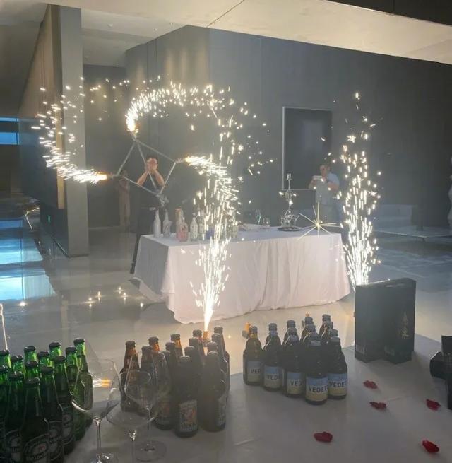 “看了30年新闻联播，才知道主持人后面放那么多电视的原因！”