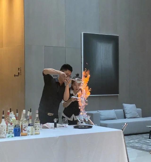 “看了30年新闻联播，才知道主持人后面放那么多电视的原因！”