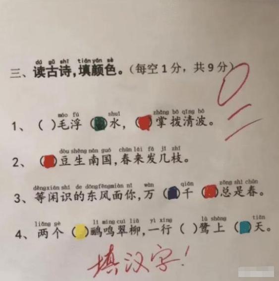 “看了30年新闻联播，才知道主持人后面放那么多电视的原因！”