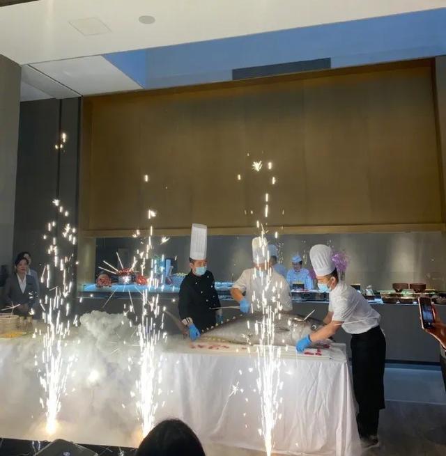 “看了30年新闻联播，才知道主持人后面放那么多电视的原因！”