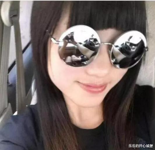 “老婆坐老板的车出差,这墨镜感觉有点不太对劲...”兄弟稳住啊!哈哈哈哈~ “老婆坐老板的车出差,这墨镜感觉有点不太对劲...”兄弟稳住啊!哈哈哈哈~