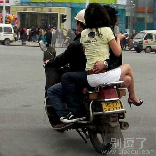 摩托上的三个人。 摩托上的三个人。