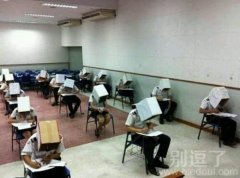 在考场上的学生们。 在考场上的学生们。