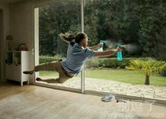 正在打扫卫生的哥们。