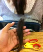 后面这哥们现在还活着吗