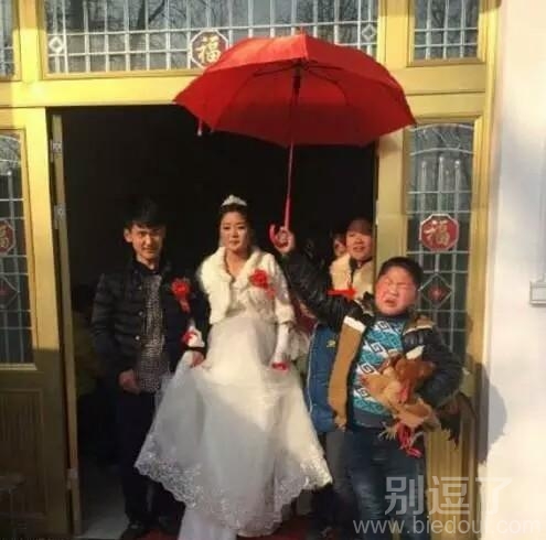 熊孩子看起来不太高兴，红包给少了吧