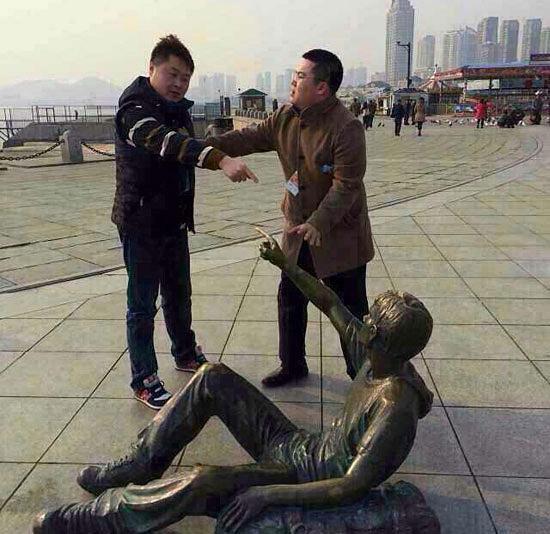 大哥：来,你起来，我抽死你。