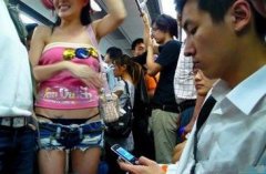 地铁惊现淡定哥! 地铁惊现淡定哥!