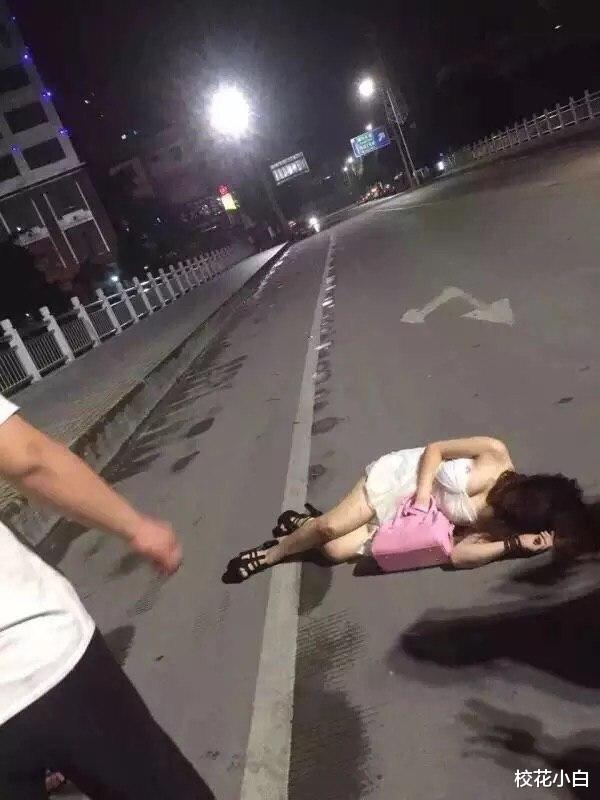 早上我去公园看到的，这里发生了啥啊？哈哈哈