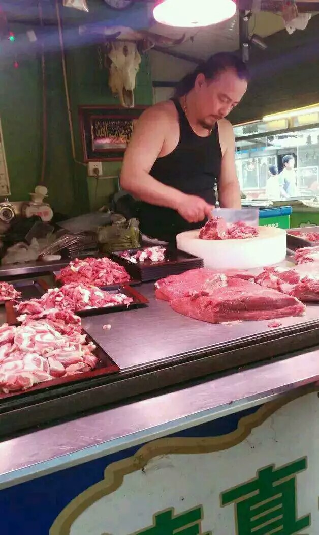 伪装成卖牛肉的小贩
