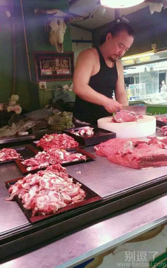 伪装成卖牛肉的小贩