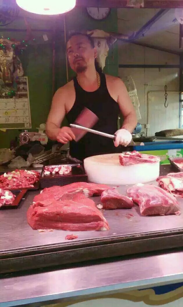 伪装成卖牛肉的小贩