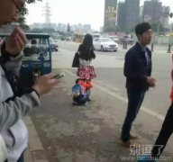 小屁孩偷看美女，结果。。