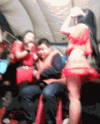 这俩姑娘太霸气了