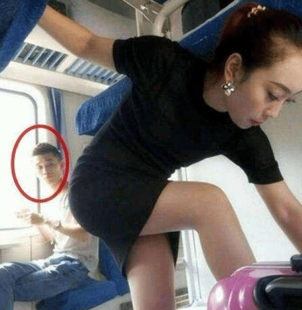 姑娘，你光顾着穿鞋，亮点都被旁边小伙看光了，下回多点长点心吧哈哈哈