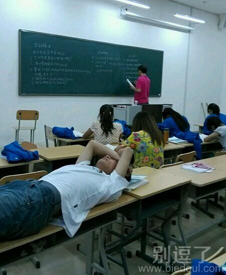 在课堂上睡觉的学生。