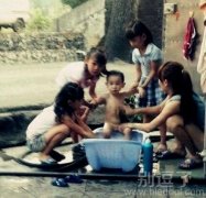 我们来照顾他洗澡。