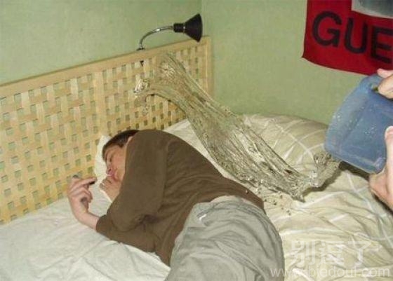 杯具了，下一秒就要挨揍了