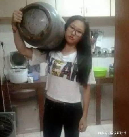 每日一笑:这就是我平时连饮料盖都打不开的女朋友! 每日一笑:这就是我平时连饮料盖都打不开的女朋友!