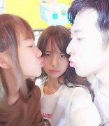 单身狗穿行情侣之间。