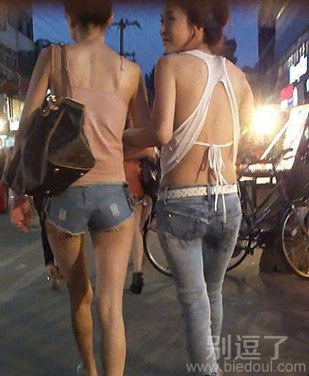 在大街上的美女。