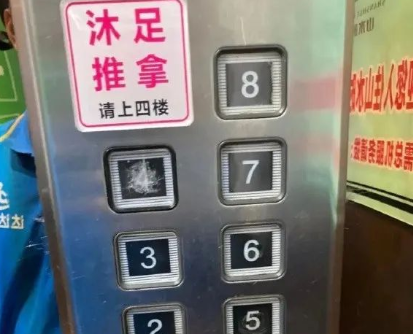 轻松一秒:室友以为宿舍没人带女友回来,我该咋办 轻松一秒:室友以为宿舍没人带女友回来,我该咋办