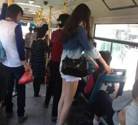妹子这身材也太好了吧,个子这么高,左边的妹子一脸的羡慕 妹子这身材也太好了吧,个子这么高,左边的妹子一脸的羡慕
