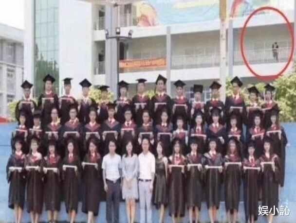 原来亮点不是这张照片,而是红圈中的俩人,多年后这里依然是他们的天下 原来亮点不是这张照片,而是红圈中的俩人,多年后这里依然是他们的天下
