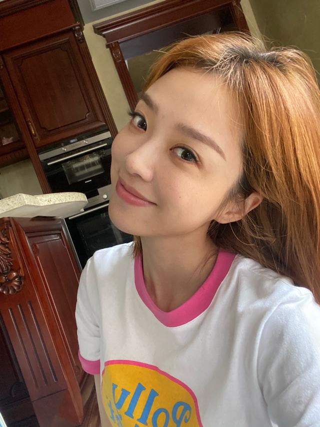 搞笑神评:40CM的裙子你们敢穿吗?太短了,我接受不了 搞笑神评:40CM的裙子你们敢穿吗?太短了,我接受不了