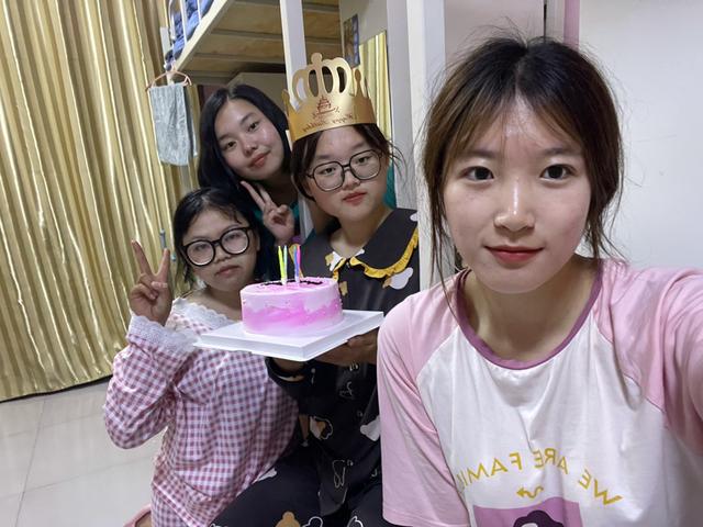 搞笑神评:40CM的裙子你们敢穿吗?太短了,我接受不了 搞笑神评:40CM的裙子你们敢穿吗?太短了,我接受不了