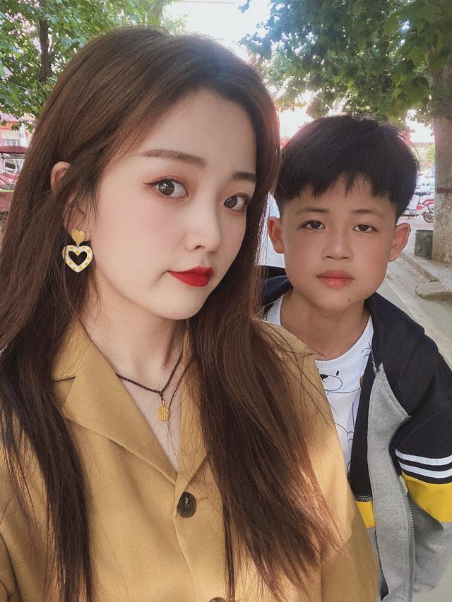 搞笑神评:40CM的裙子你们敢穿吗?太短了,我接受不了 搞笑神评:40CM的裙子你们敢穿吗?太短了,我接受不了