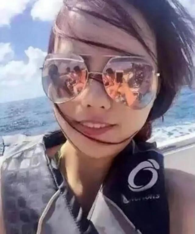 姑娘,你穿这么时髦的裤子坐车,难道就不怕遇到危险吗?哈哈哈 姑娘,你穿这么时髦的裤子坐车,难道就不怕遇到危险吗?哈哈哈