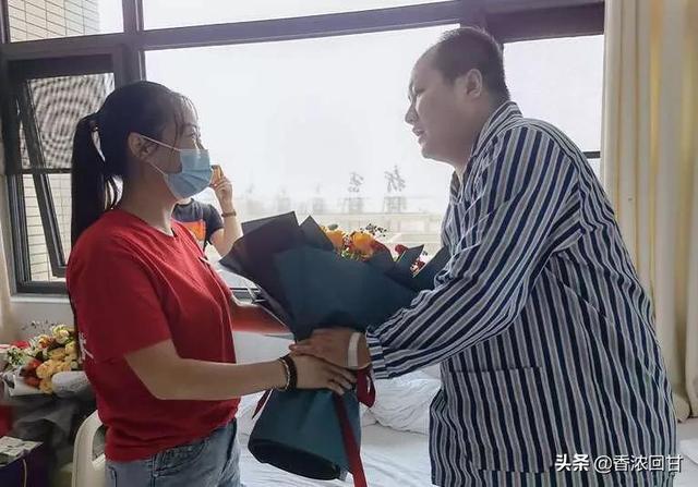 和女友姑妈同居三年后,发现姑妈就是女友本人 和女友姑妈同居三年后,发现姑妈就是女友本人