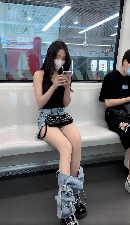 不能穿热裤上公交车么?腿粗就别穿这种裤子了!丨搞笑图 不能穿热裤上公交车么?腿粗就别穿这种裤子了!丨搞笑图