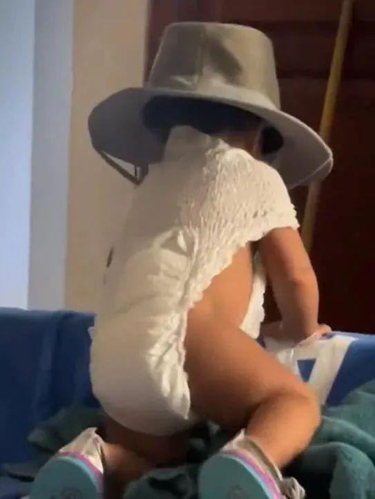 不能穿热裤上公交车么?腿粗就别穿这种裤子了!丨搞笑图 不能穿热裤上公交车么?腿粗就别穿这种裤子了!丨搞笑图