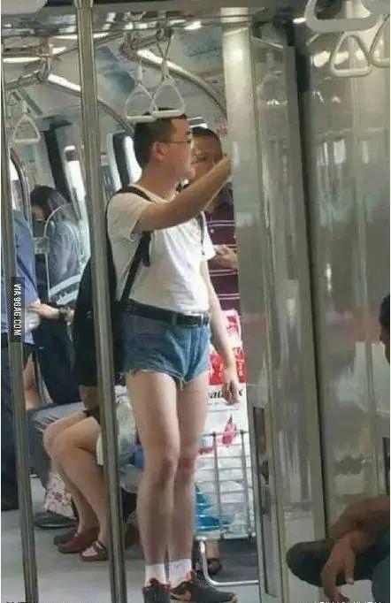 不能穿热裤上公交车么?腿粗就别穿这种裤子了!丨搞笑图 不能穿热裤上公交车么?腿粗就别穿这种裤子了!丨搞笑图