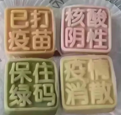 轻松一刻:光天化日下竟在地铁里拍这种视频,还打码 轻松一刻:光天化日下竟在地铁里拍这种视频,还打码