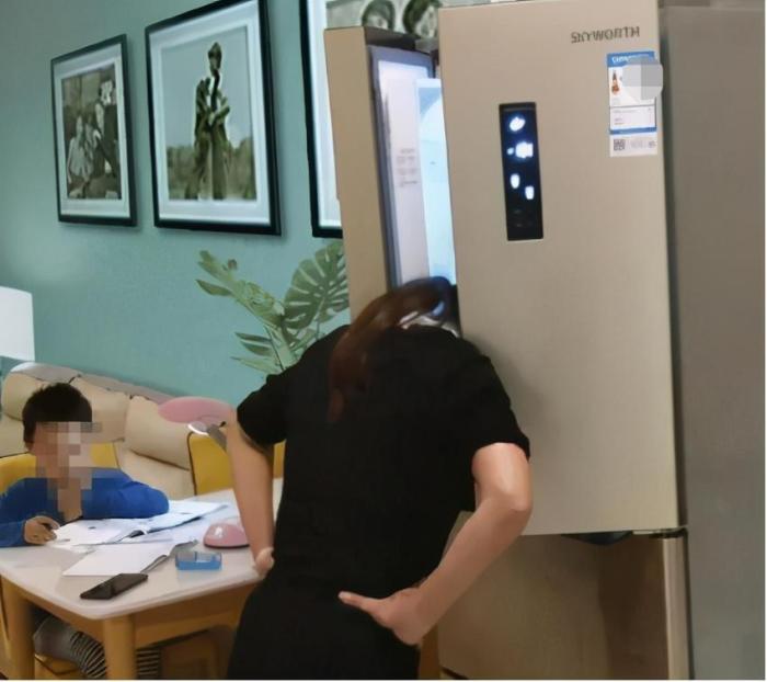 “女友洗完澡就这样坐着,我有点慌啊!”你们说我该怎么办呢?哈哈哈哈 “女友洗完澡就这样坐着,我有点慌啊!”你们说我该怎么办呢?哈哈哈哈