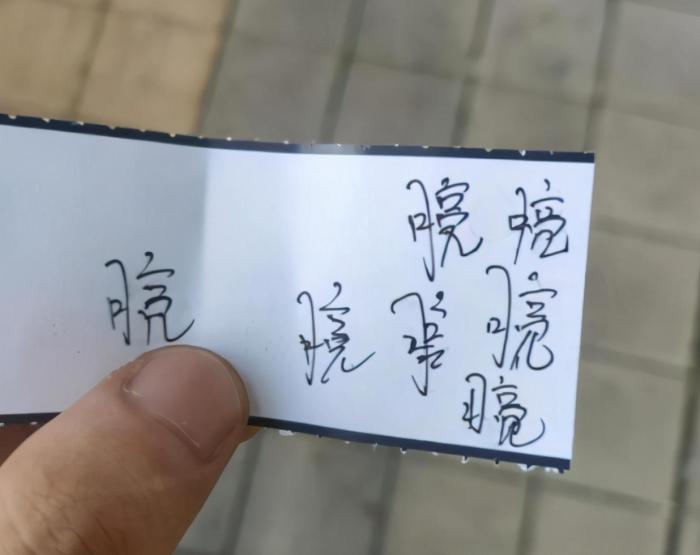 “女友洗完澡就这样坐着，我有点慌啊！”你们说我该怎么办呢？哈哈哈哈