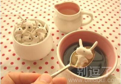兔子形状的咖啡糖，稀饭吗？