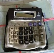 放在车里的计算器，这温度还怎么呆人