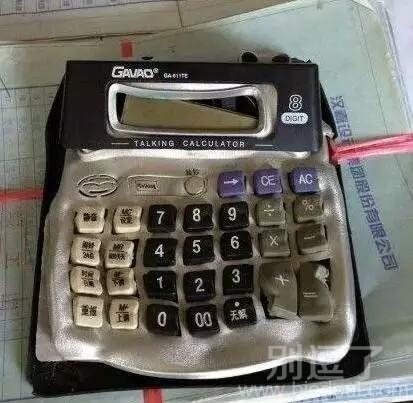 放在车里的计算器，这温度还怎么呆人