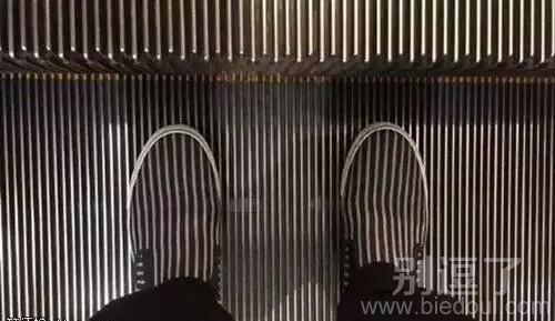 莫名的与电梯撞上了