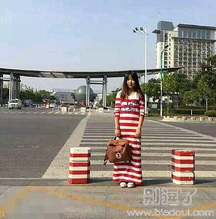 妹子此刻是心塞的 妹子此刻是心塞的