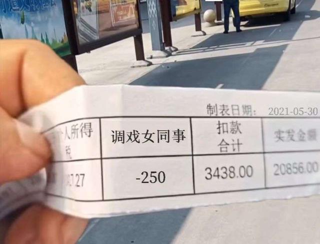搞笑神评:奉劝各位不要穿jk出门,容易被尾随,我刚就尾随了一个 搞笑神评:奉劝各位不要穿jk出门,容易被尾随,我刚就尾随了一个