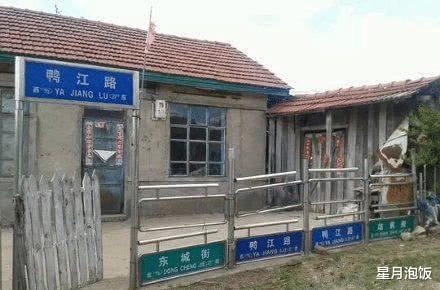 “妹子,你以后出门让男友帮忙检查下衣服,不然这样出门会很尴尬的” “妹子,你以后出门让男友帮忙检查下衣服,不然这样出门会很尴尬的”